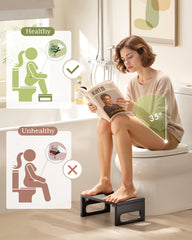 AmazerBath persona apoyando pies en el taburete mostrando uso cómodo