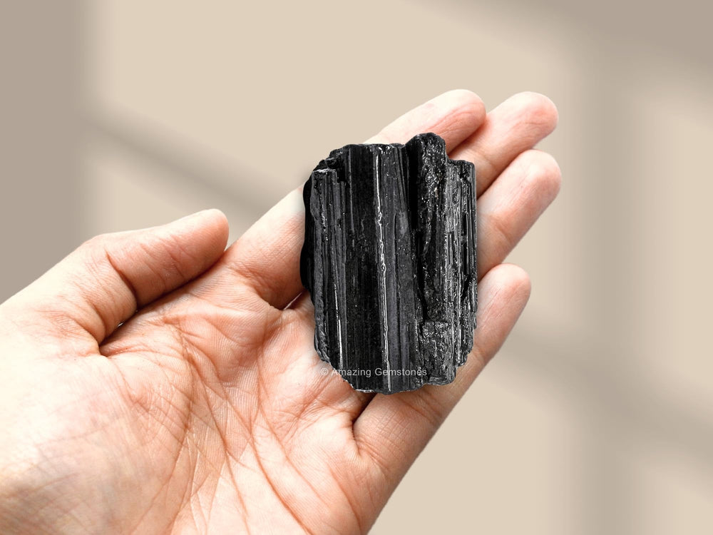 Amazing Gemstone turmalina en mano demuestra tamaño práctico
