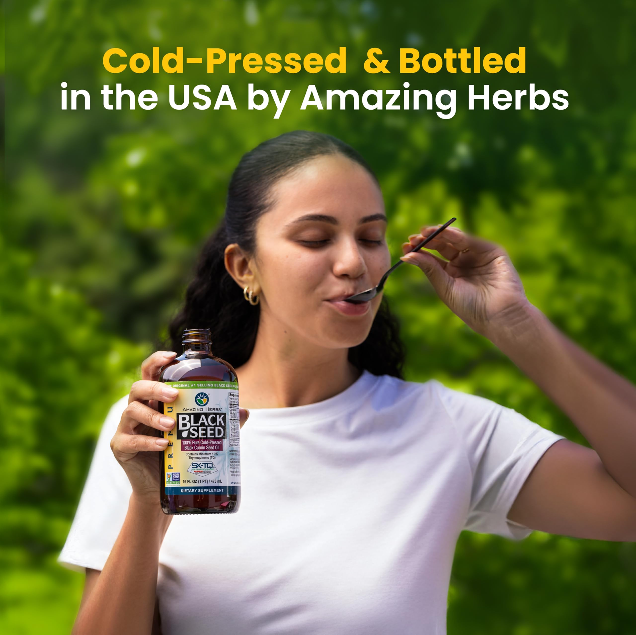 Amazing Herbs botella junto a ensalada usando el aceite como aliño saludable
