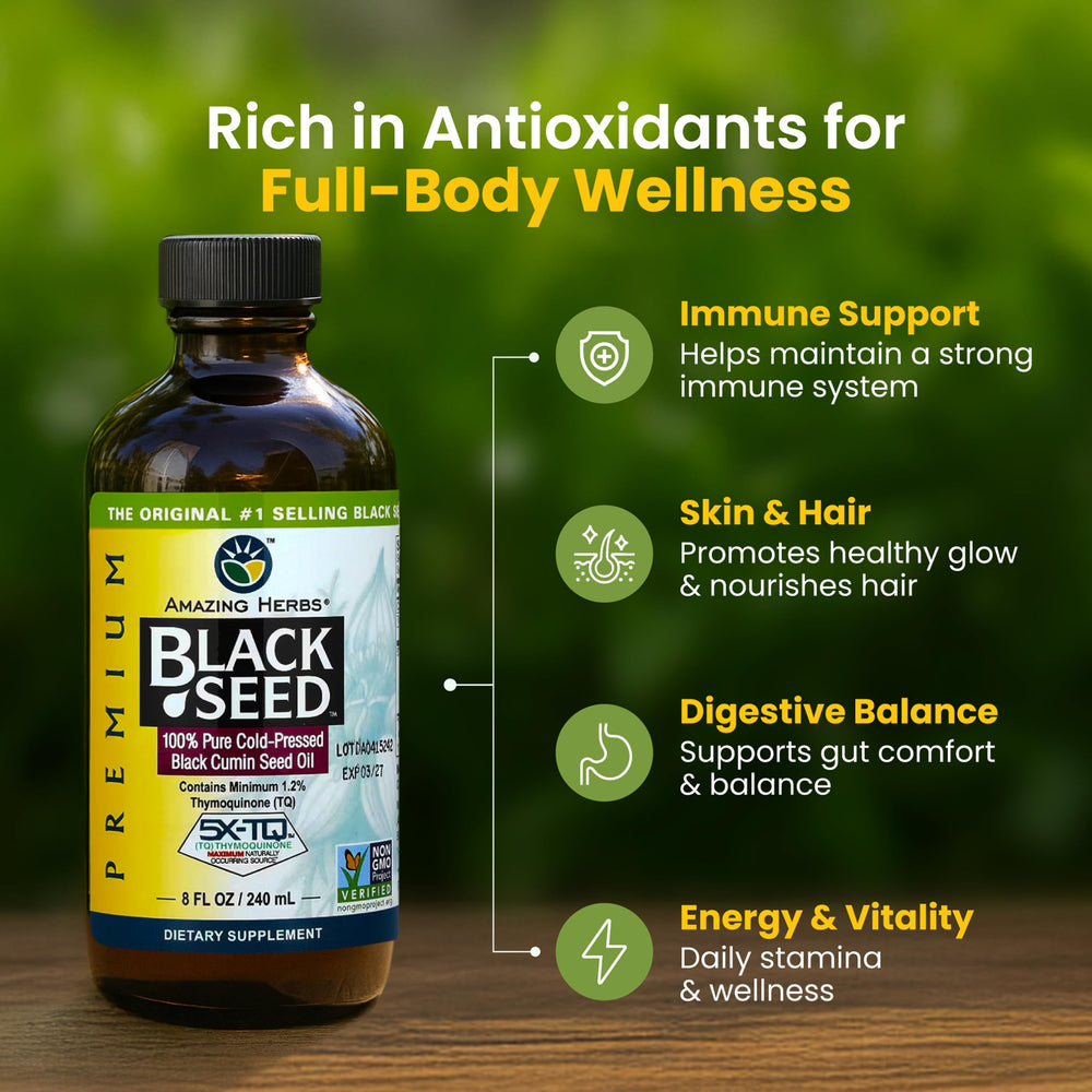 Gota de aceite de semilla negra Amazing Herbs vertiéndose en cuchara para dosificar