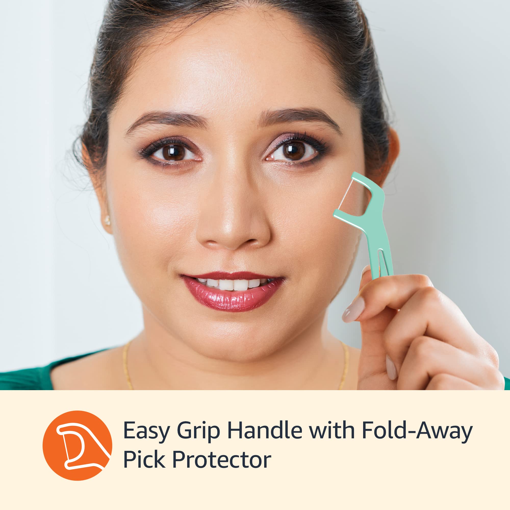 Amazon Basics comparación de tamaño de un flosser junto a una moneda, escala clara