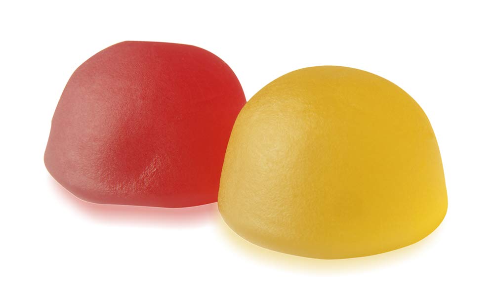 Amazon Basics gomitas en mano para comparar tamaño y facilitar la dosificación