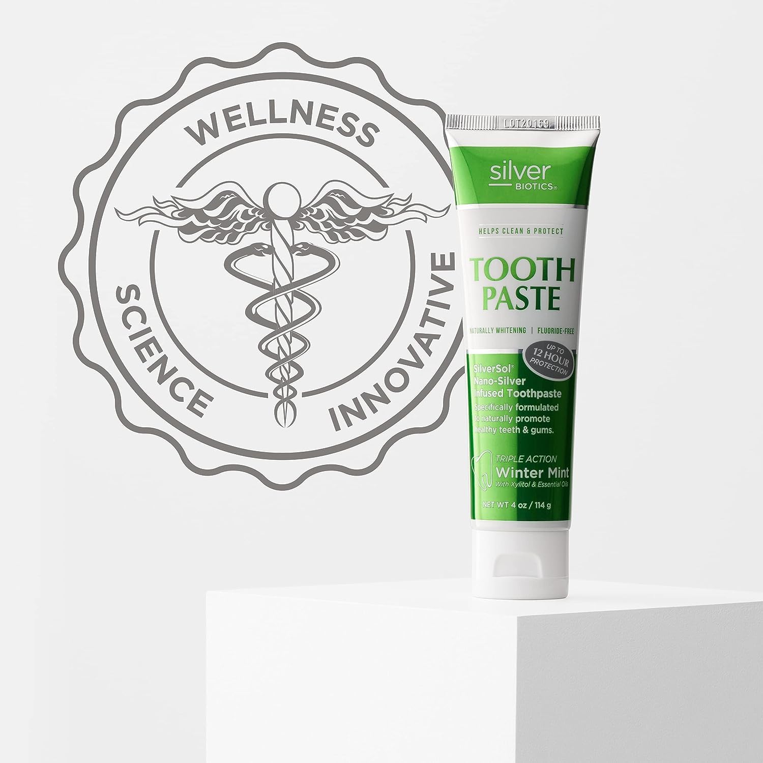 American Biotech Labs tubo de 4 oz junto a objetos para comparar tamaño