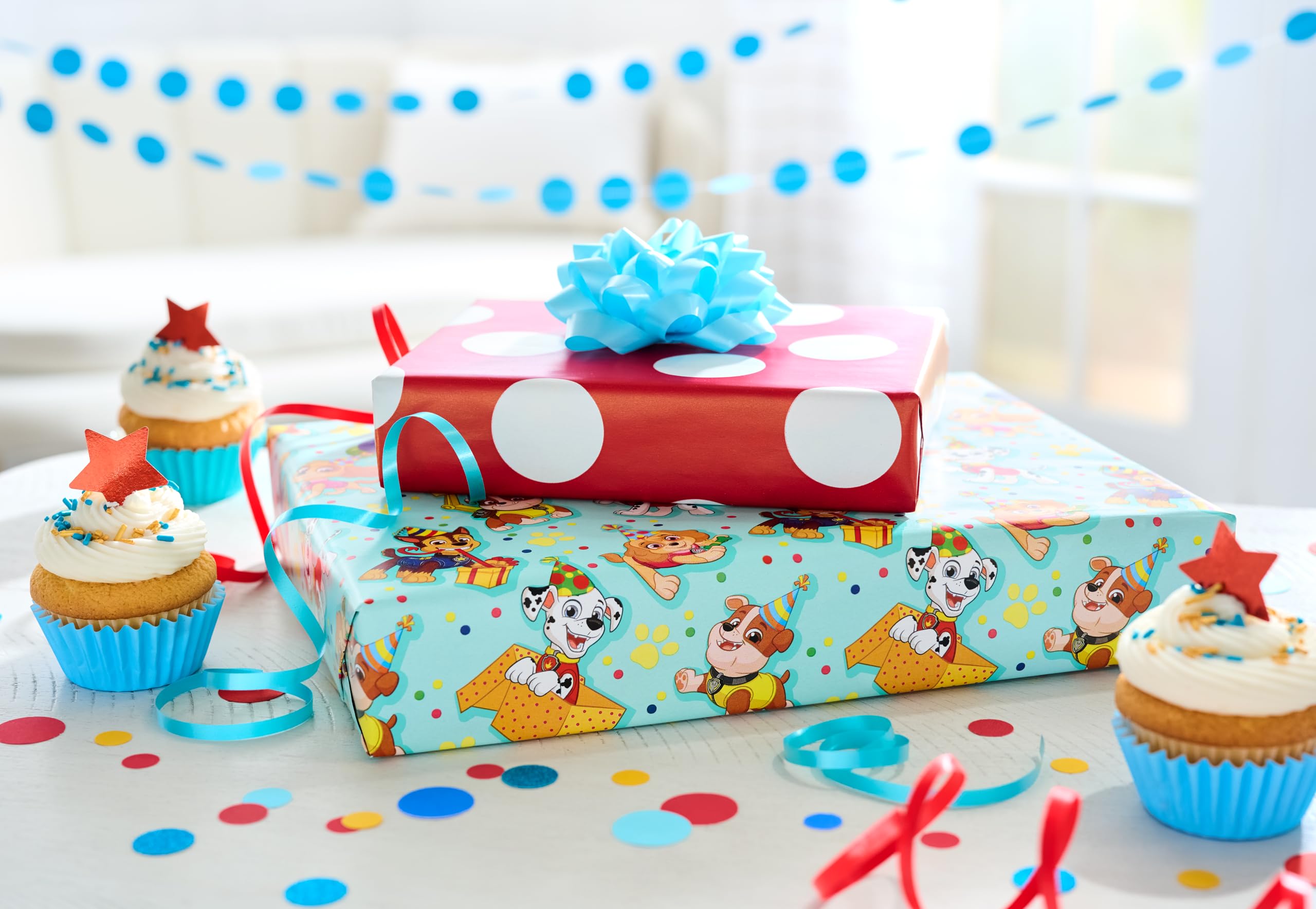 American Greetings uso en mesa de fiesta infantil, aporta tema coordinado