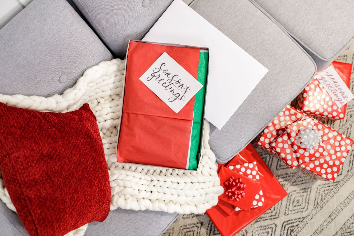 American Greetings caja en mano muestra escala y capacidad práctica