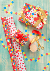 American Greetings rollo junto a una caja para comparar tamaño y cobertura eficiente