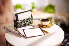 American Greetings conjunto en escritorio mostrando caja y tarjetas organizado