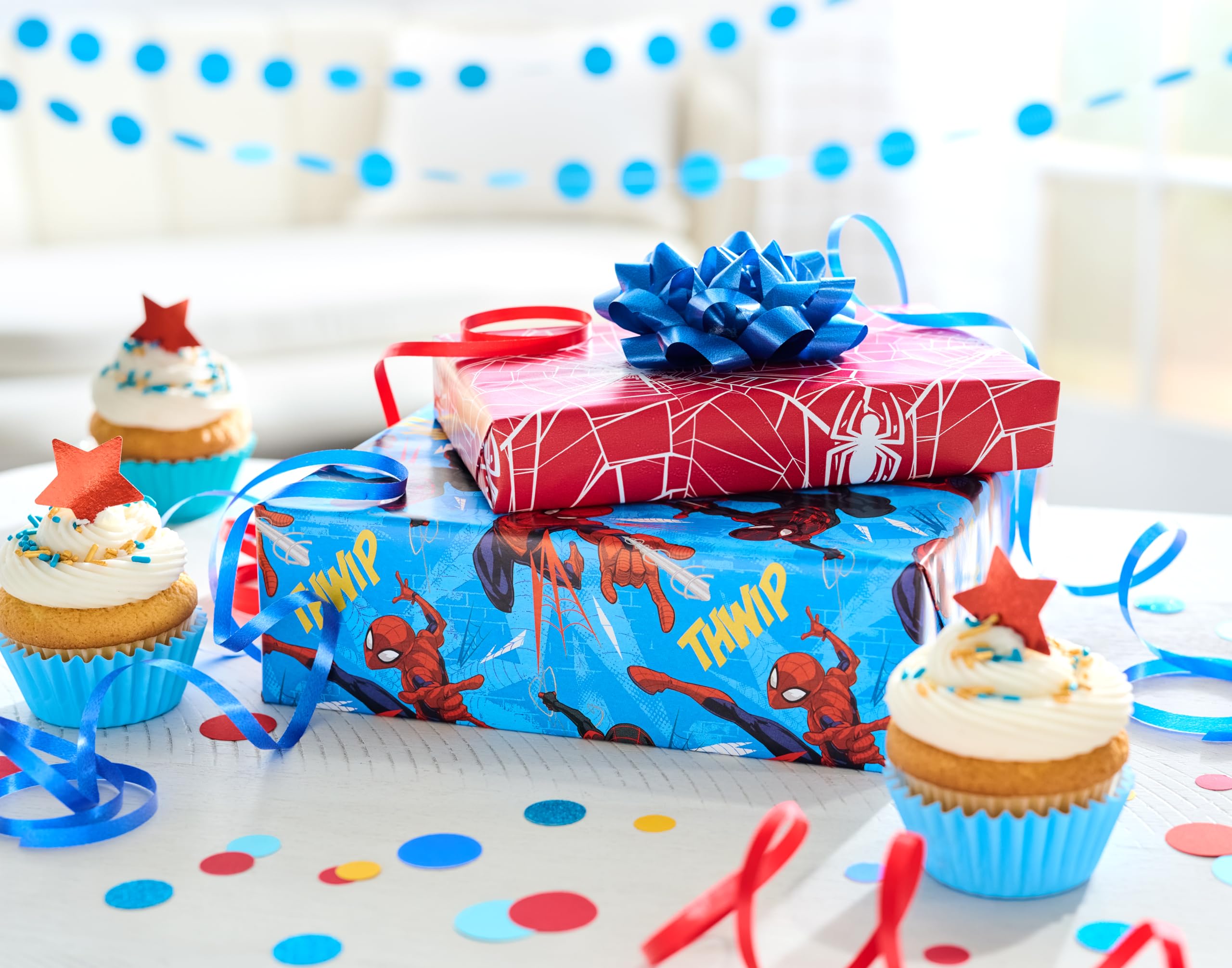 American Greetings reverso rojo con telarañas blancas que facilita combinaciones temáticas