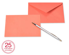 American Greetings mano mostrando tarjeta para ver tamaño real y fácil manejo