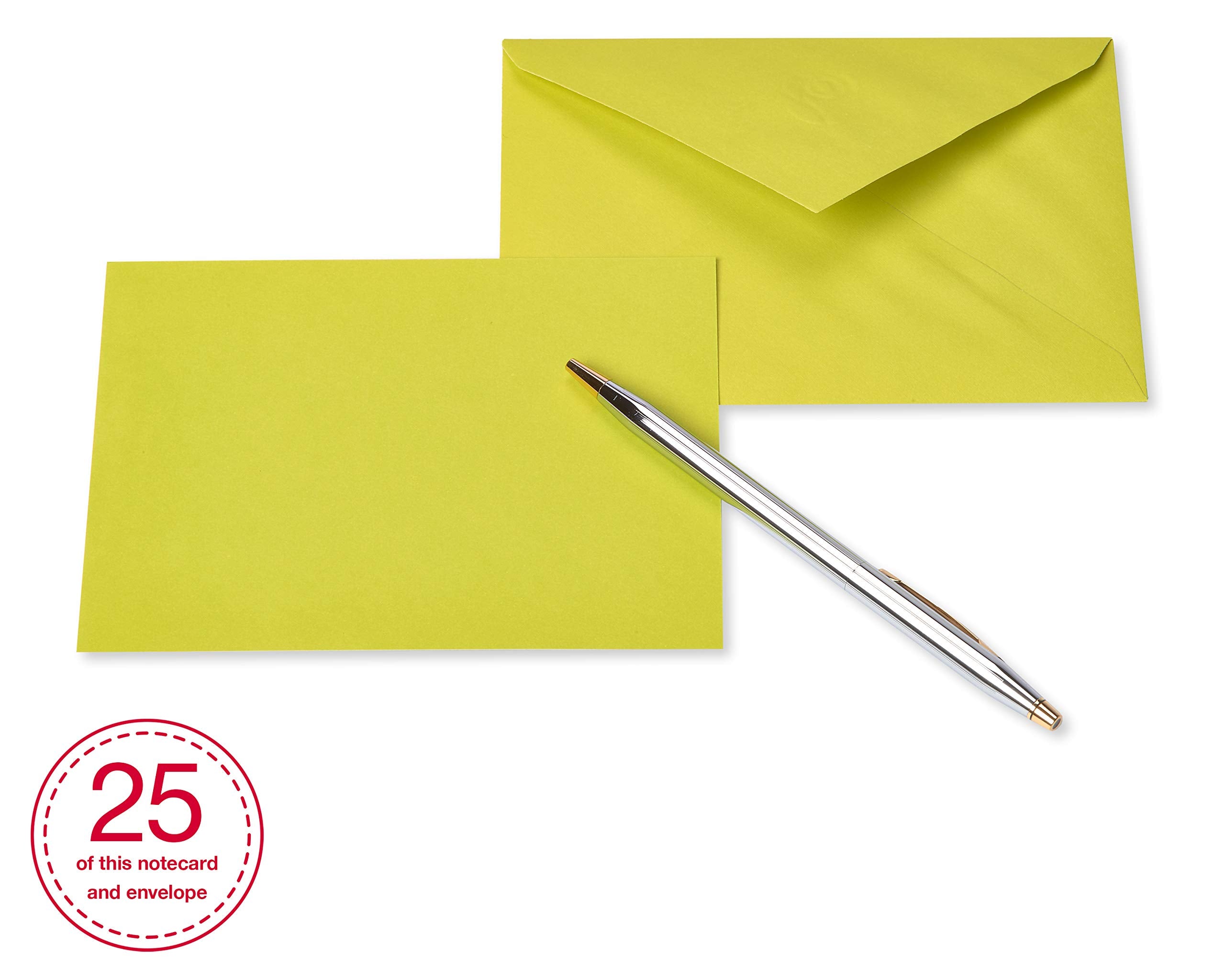 American Greetings tarjeta sobre un escritorio mientras alguien escribe un mensaje