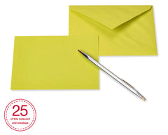 American Greetings tarjeta sobre un escritorio mientras alguien escribe un mensaje
