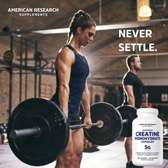 American Research Supplements cápsulas junto a pesas en gimnasio para uso práctico