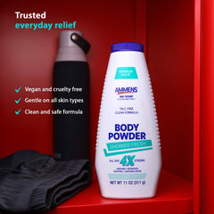 Mano aplicando AMMENS Powder Shower Fresh en piernas para refrescar y reducir humedad