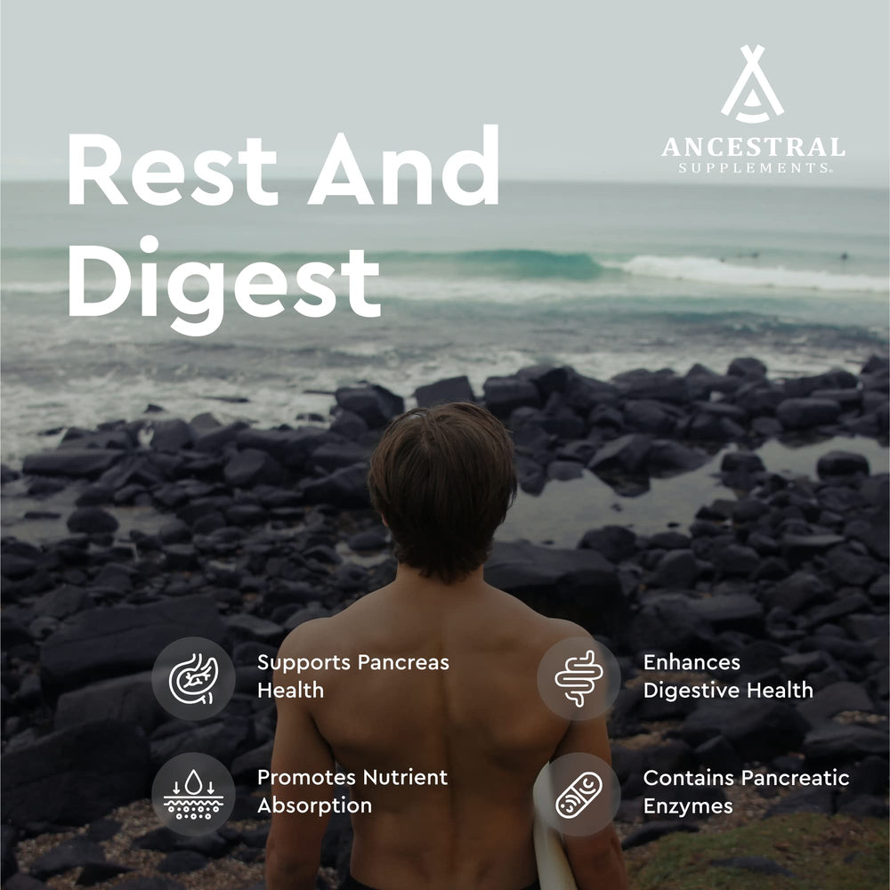 Ancestral Supplements cápsula en mano para comparar tamaño y dosis