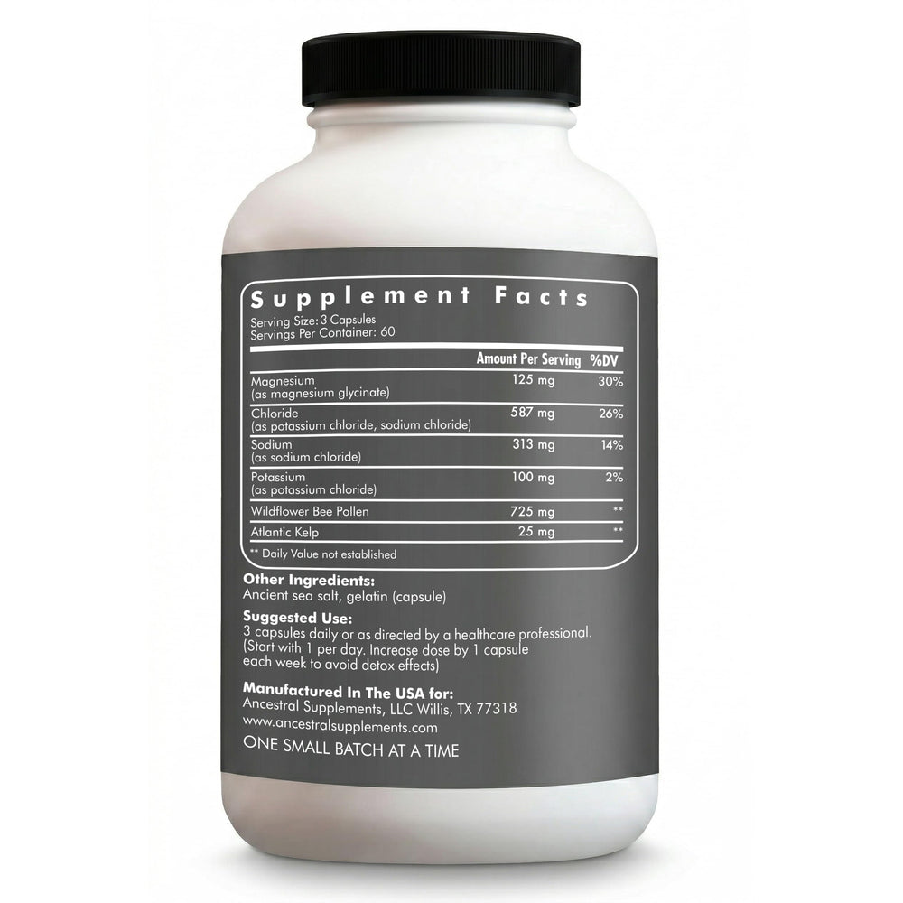 Detalle de una cápsula abierta mostrando textura y origen natural de Ancestral Supplements