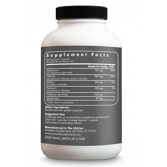 Detalle de una cápsula abierta mostrando textura y origen natural de Ancestral Supplements
