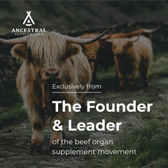 Ancestral Supplements cápsulas en mano para comparar tamaño y dosificación fácil