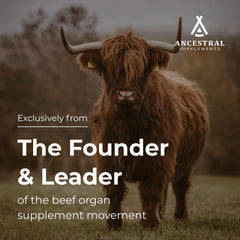 Ancestral Supplements cápsulas en mano para comparar tamaño y dosis