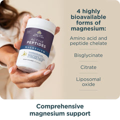 Ancient Nutrition cápsulas en mano para mostrar tamaño y dosificación cómoda