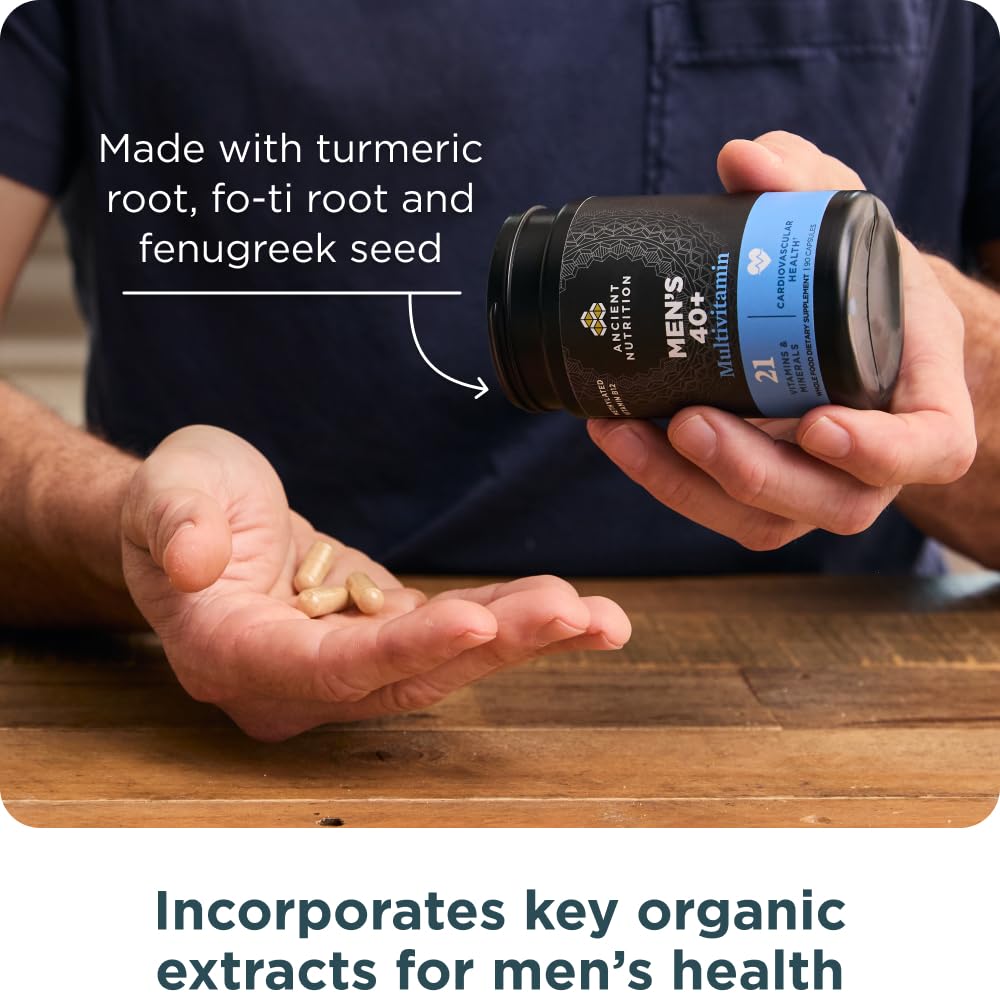 Ancient Nutrition envase junto a una mano para comparar tamaño real y portabilidad