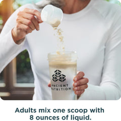 Ancient Nutrition atleta en gimnasio consumiendo batido post-ejercicio