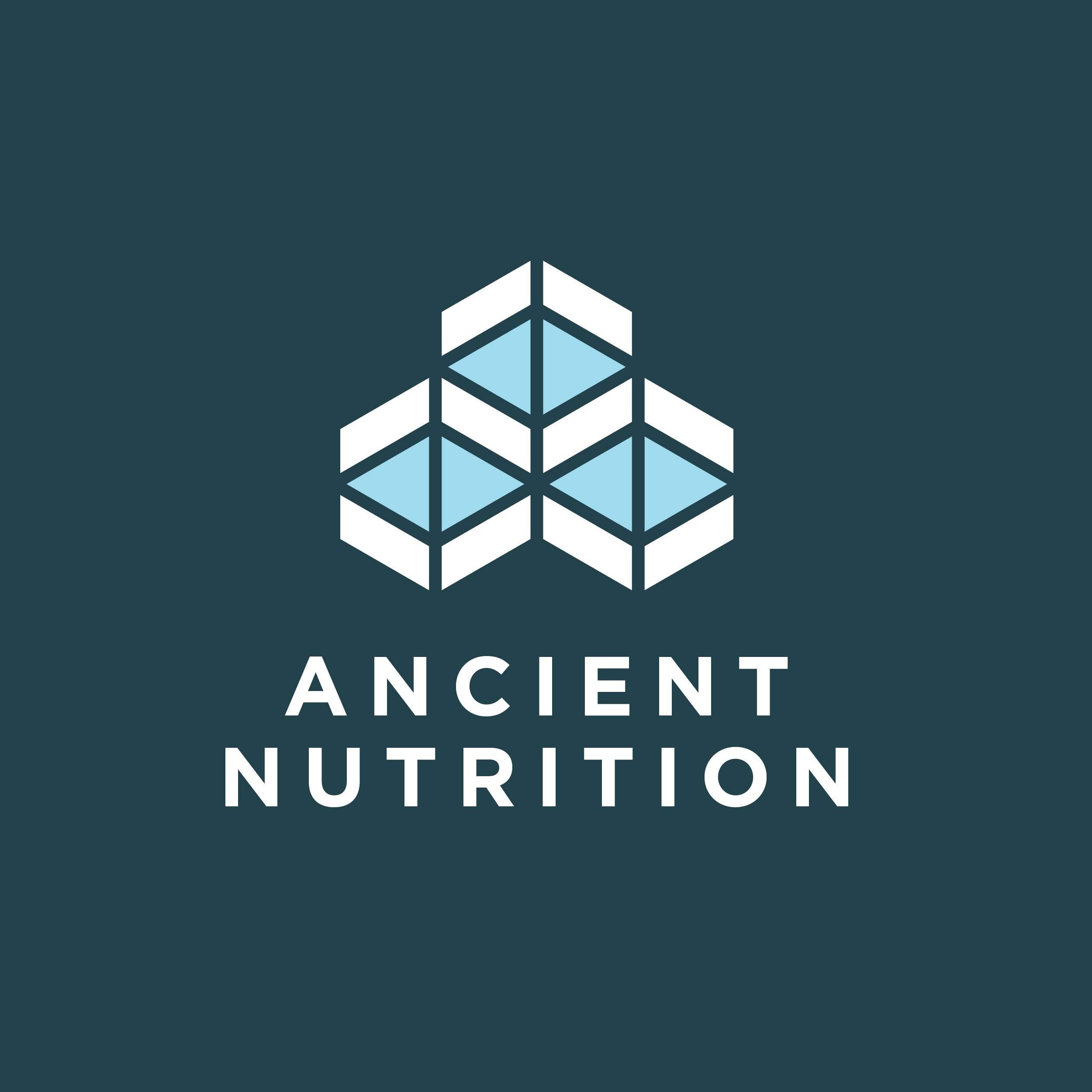 Ancient Nutrition frasco lateral con información nutricional legible