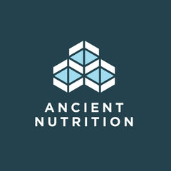 Ancient Nutrition frasco lateral con información nutricional legible