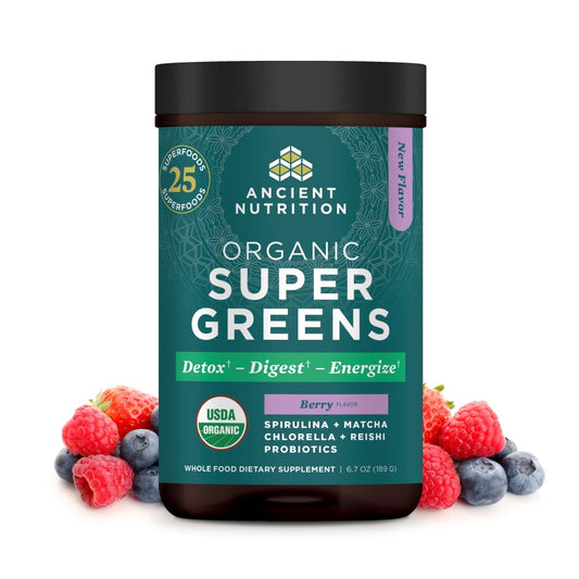 Ancient Nutrition empaque frontal del polvo berry super greens mostrando tamaño y marca, conveniencia.