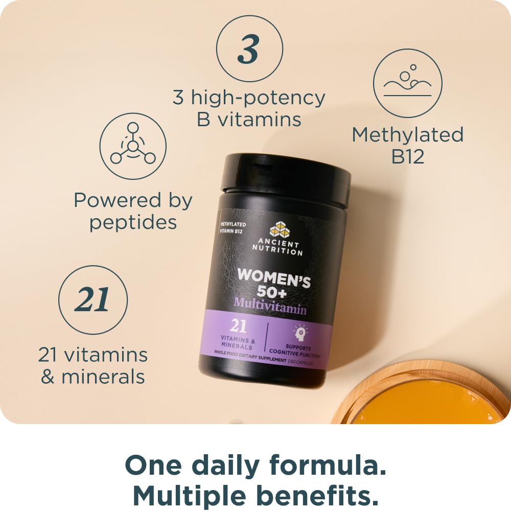 Ancient Nutrition producto en mano para comparar escala y porción diaria