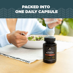 Ancient Nutrition producto en uso junto a un desayuno para integración diaria