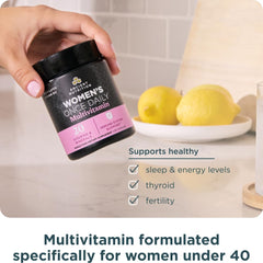 Ancient Nutrition mujer tomando la cápsula por la mañana para energía diaria