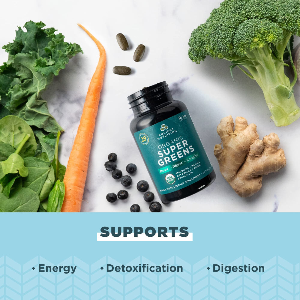 Ancient Nutrition tabletas en mano para comparar tamaño y dosificación conveniente
