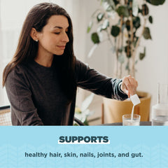 Ancient Nutrition polvo agregado a smoothie para mejorar piel y articulaciones