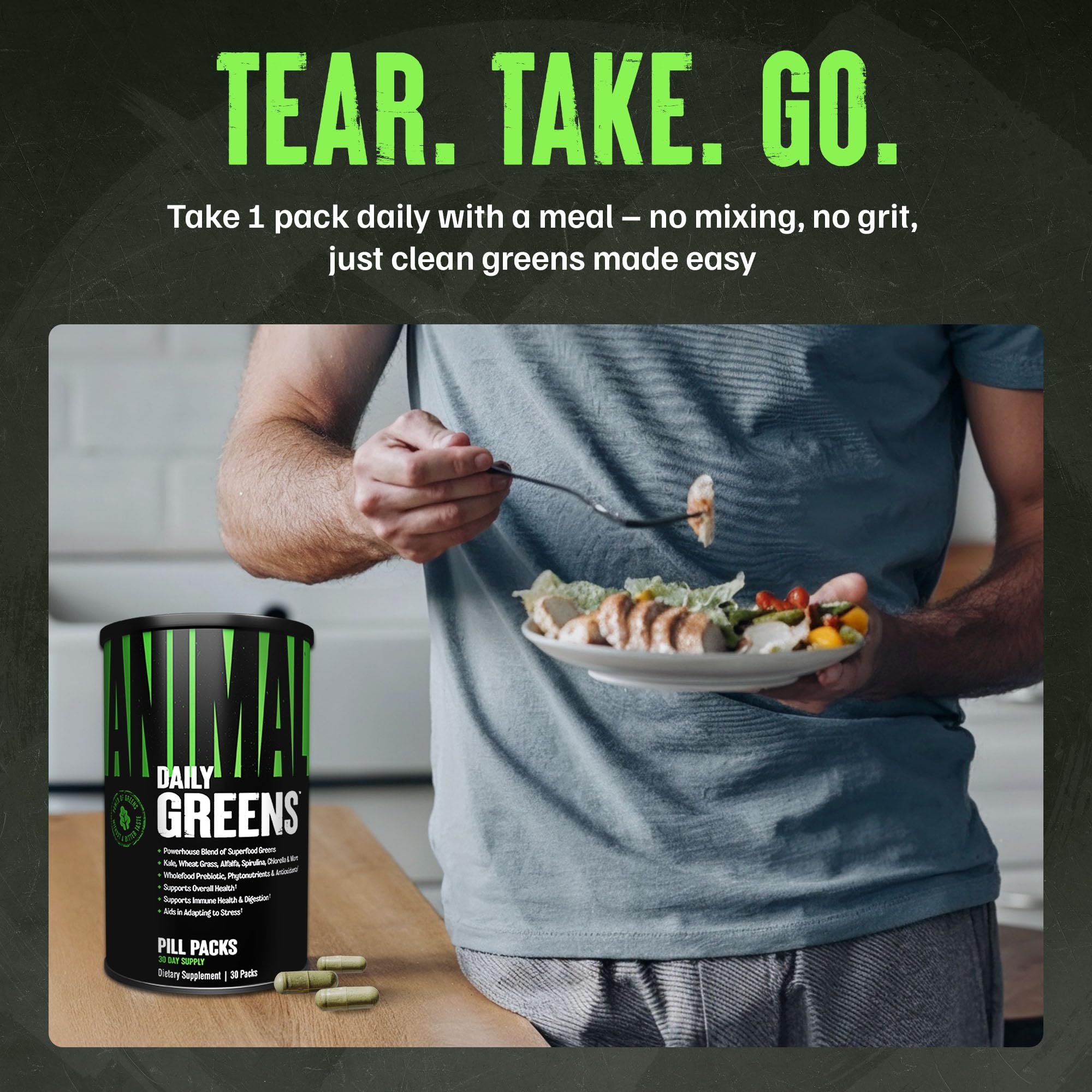 Persona llevando un pack Animal Daily Greens antes de entrenar para conveniencia