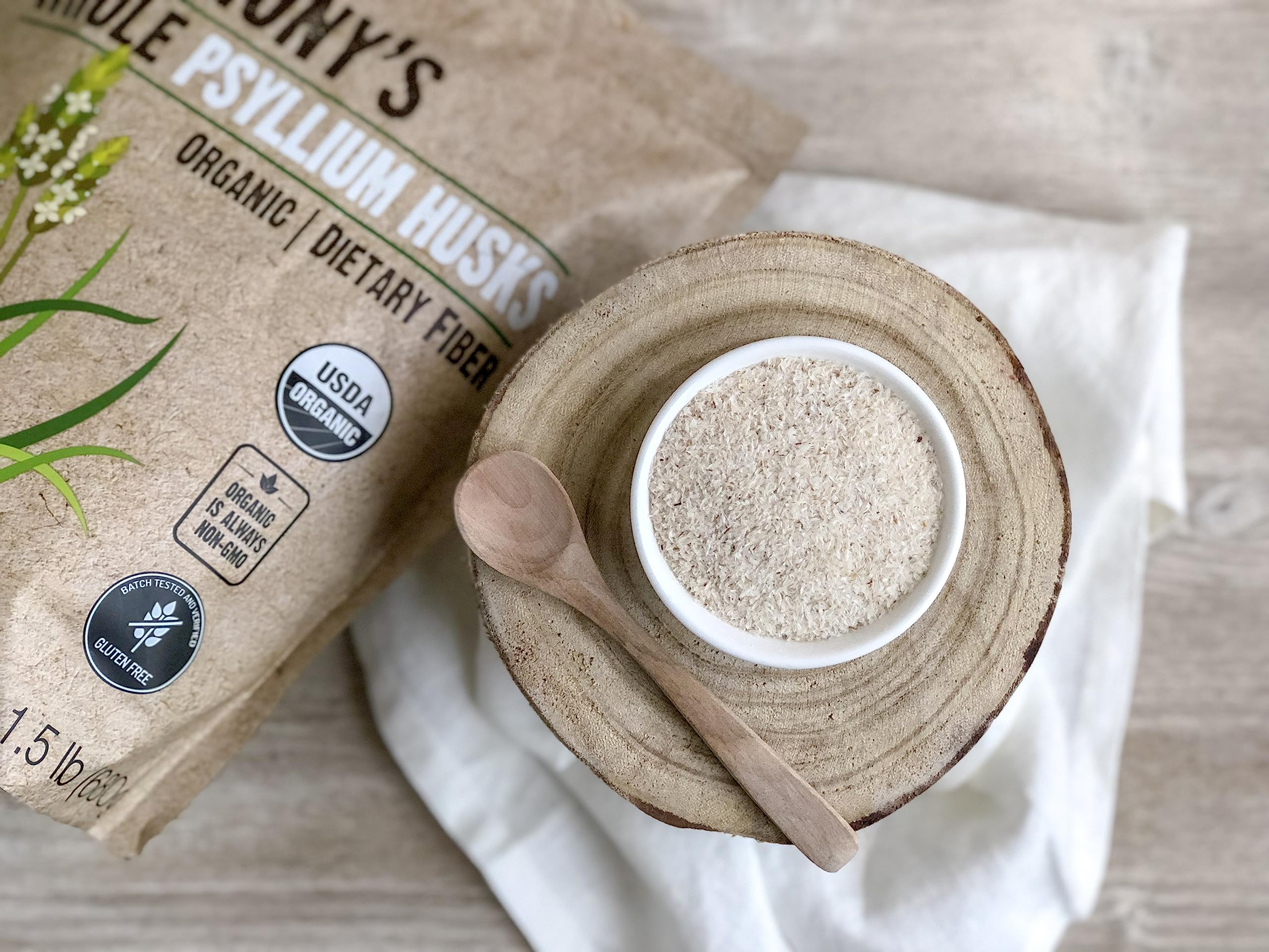 Escena de cocina con Anthony's psyllium integrándose en receta de pan sin gluten