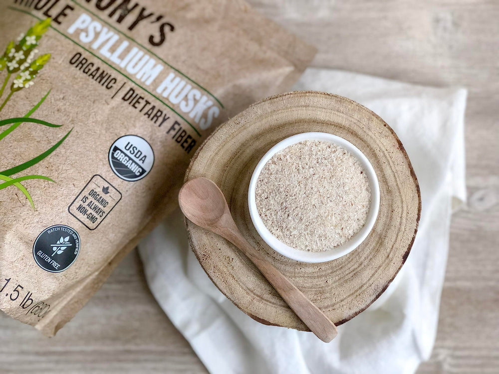 Escena de cocina con Anthony's psyllium integrándose en receta de pan sin gluten
