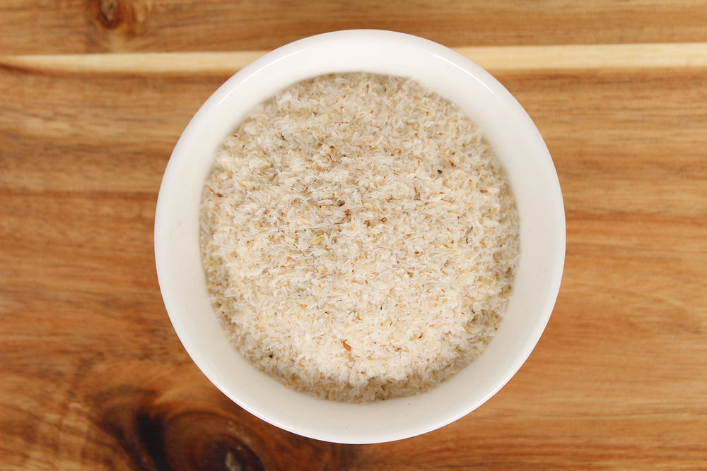 Cucharita midiendo Anthony's psyllium husks para controlar dosis y preparación