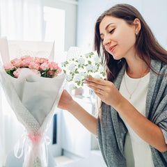 AnyDesign ambientación de fiesta primaveral con tarjetas, estética elegante