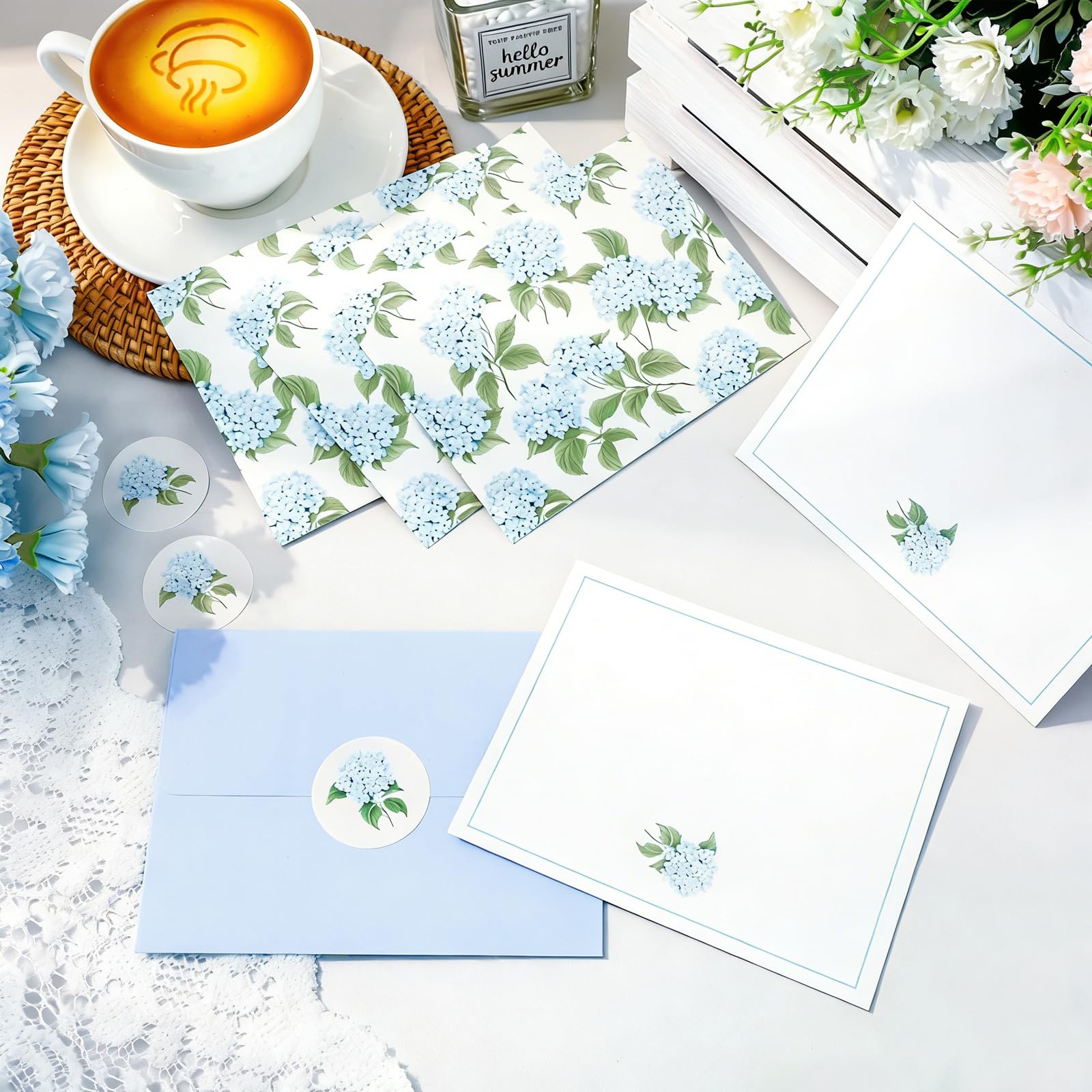AnyDesign tarjeta en uso con persona escribiendo, facilita mensajes personales