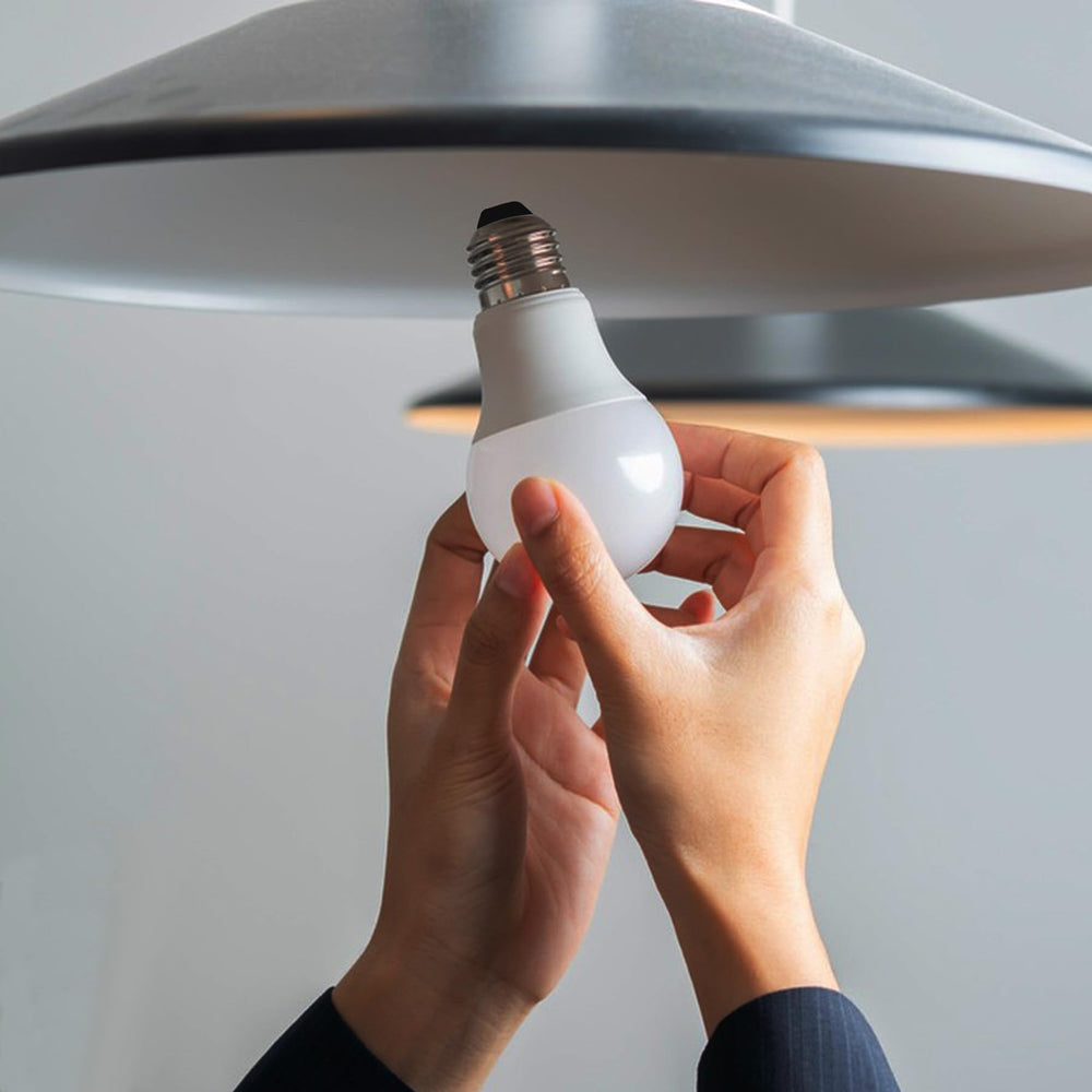 Aogled bombilla iluminando baño con tono rojo para rutinas nocturnas relajantes