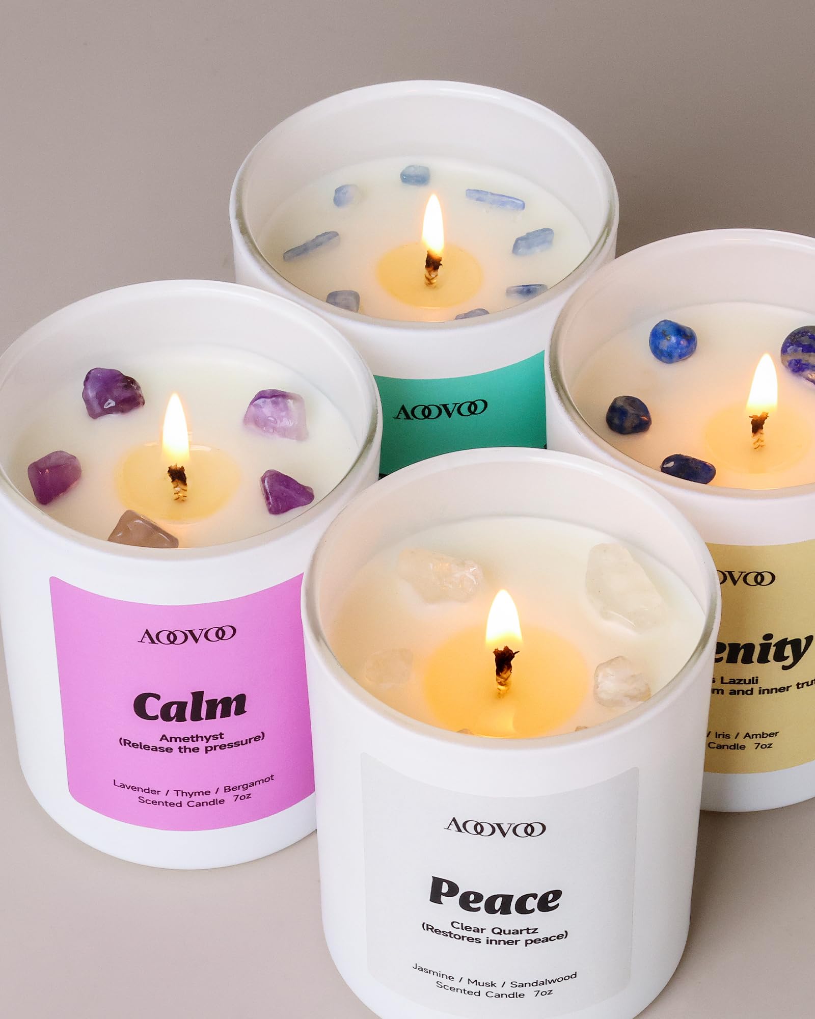 AOOVOO velas junto a manos para mostrar escala y tamaño práctico de 198 g cada una