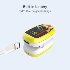 aosenwell Pulse Oximeter en uso en la mano de una niña para monitoreo rápido