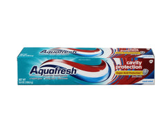 Aquafresh tubo en mano para comparar tamaño, beneficio de fácil almacenamiento