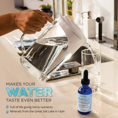 Botella de 60 ml de AquaTru Perfect Minerals junto a mano para referencia de tamaño