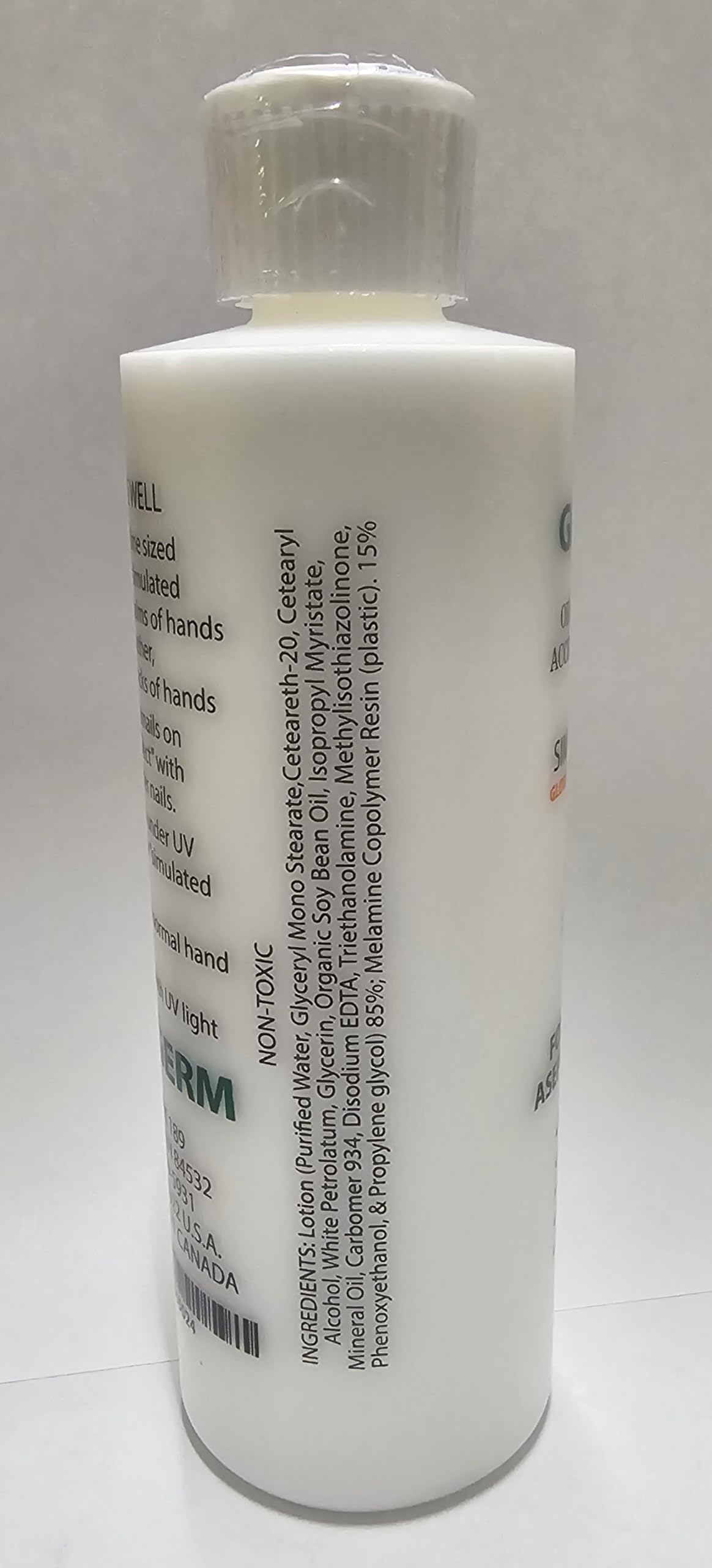 Arikit Glo Germ Gel manos iluminadas bajo luz UV mostrando áreas sin lavar
