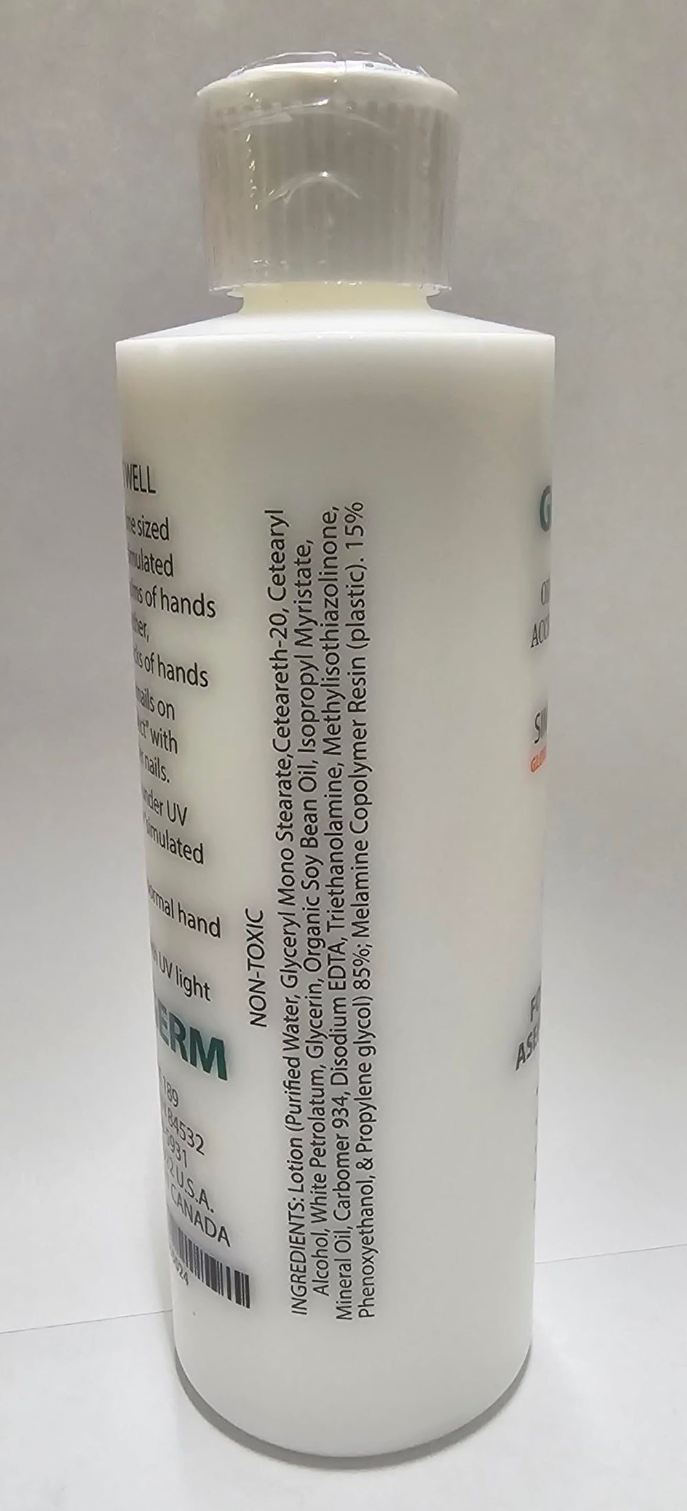 Arikit Glo Germ Gel manos iluminadas bajo luz UV mostrando áreas sin lavar
