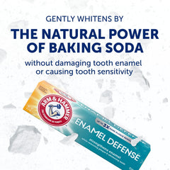 Persona cepillando con Arm & Hammer mostrando protección del esmalte