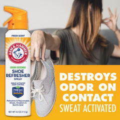 Arm & Hammer aplicando spray en zapatillas para eliminar olor tras ejercicio