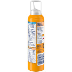 Arm & Hammer Simply Saline en uso limpiando una herida pequeña para una higiene rápida
