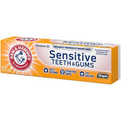 Arm & Hammer tubos dispuestos sobre tocador, organizada rutina diaria